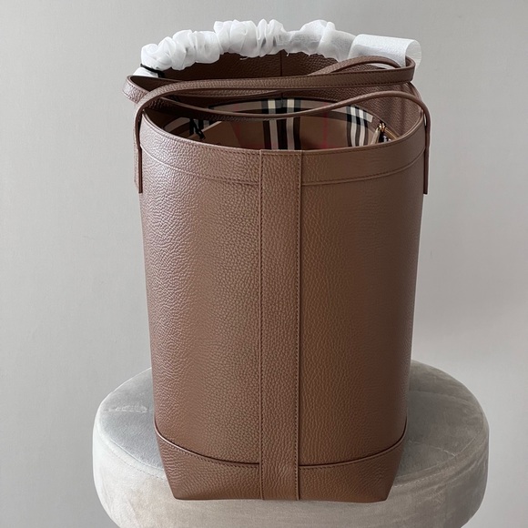 Burberry Leather Tote in Earth - Picture 2 of 12